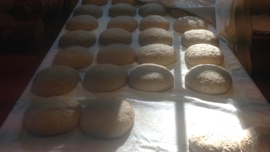 Stokke Bygdekvinnelag baker grove brød i vedfyrt bakerovn på Stokke Bygdetun.