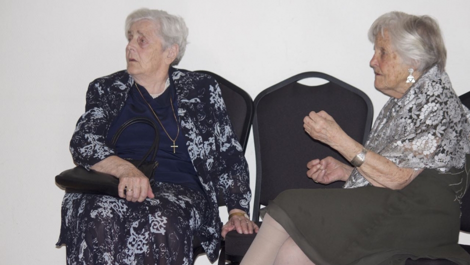 To av lagets eldste, Synnøve Hegg og Hanna Marie Hillestad