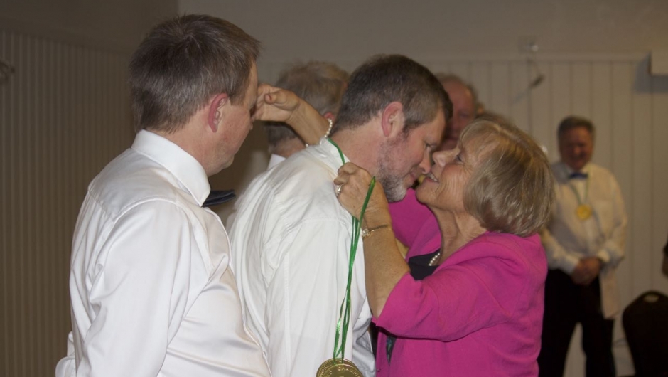 Torunn var raus med klemmene da karene i Kelnerkorpset finn påskjønnelse