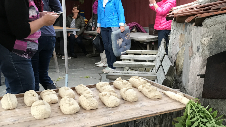 Vi har bakt hvert vårt brød av mel fra Kvelde Mølle