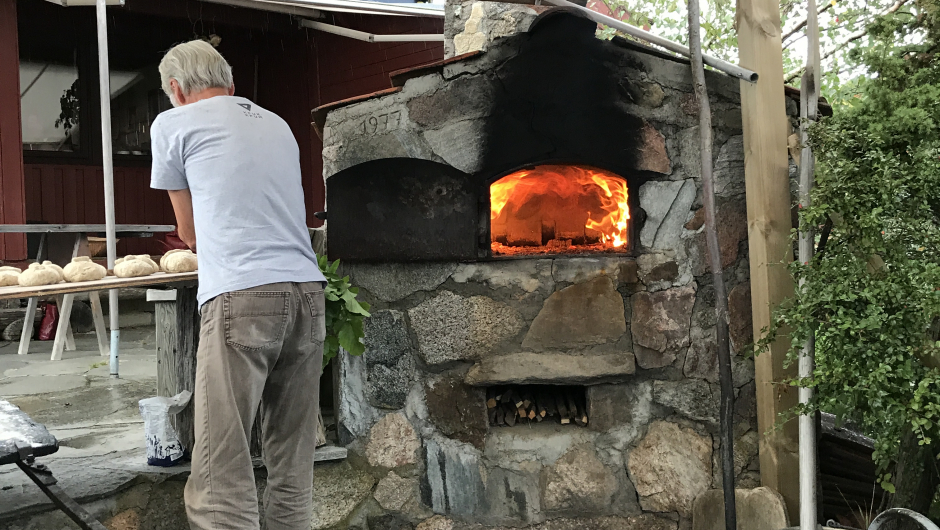 Egenbygd bakerovn med stor kapasitet. Brødene er klare for grisling.
