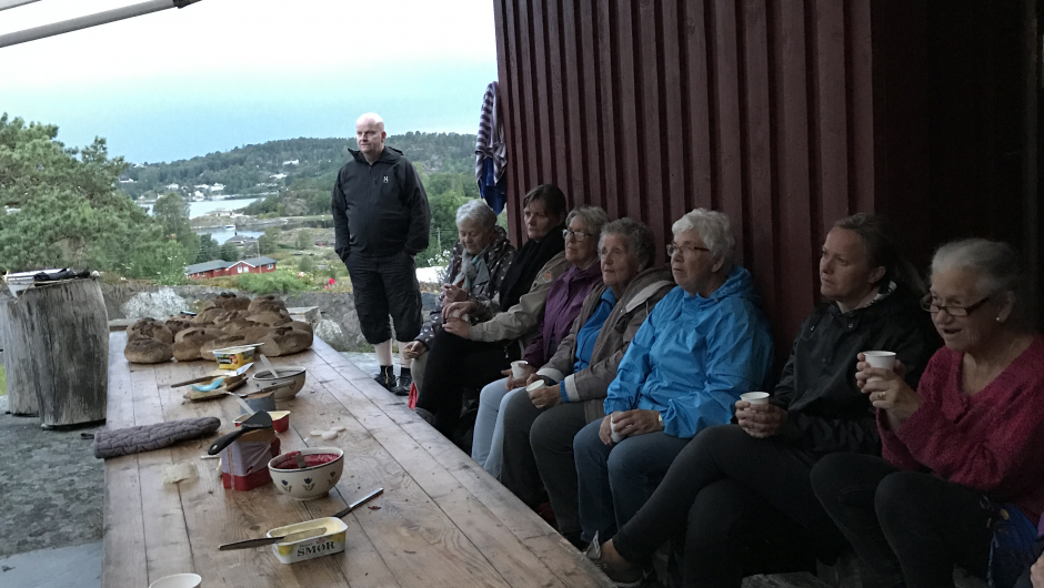 Vi nyter hjemmebakt brød og urtete laget på urter fra hagen