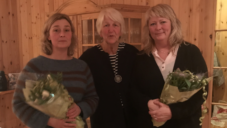 Eivor og Mona mottok blomster for innsatsen