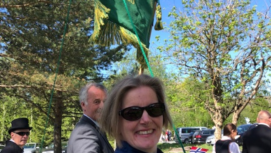 Bygdekvinnelaget i folketoget sammen med Skatval bondelag