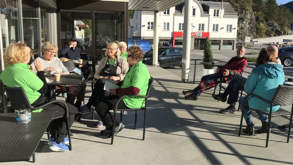 Godt med smaksprøve i solveggen. Godt med smaksprøve i solveggen.