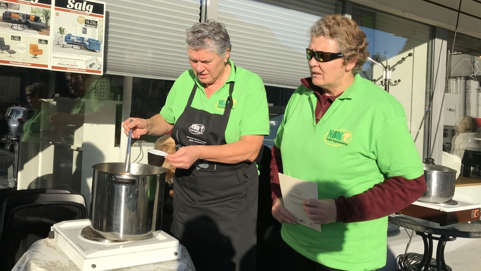 Kokka Mette Marie og medhjelpar Bodil. Ingrediensar sponsa av Nortura og Bama. Kokka Mette Marie og medhjelpar Bodil. Ingrediensar sponsa av Nortura og Bama.