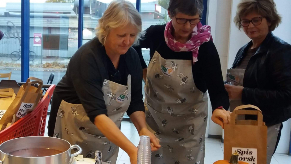 Kjele med gammeldags søtsuppe med byggryn