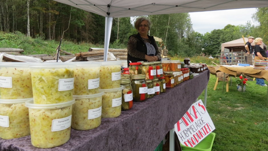 Ankica Sjøgren med sursyltet og fermentert i butter og glass. Alt hjemmelaget på kjøkkenbenken Ankica Sjøgren med sursyltet og fermentert i butter og glass. Alt hjemmelaget på kjøkkenbenken
