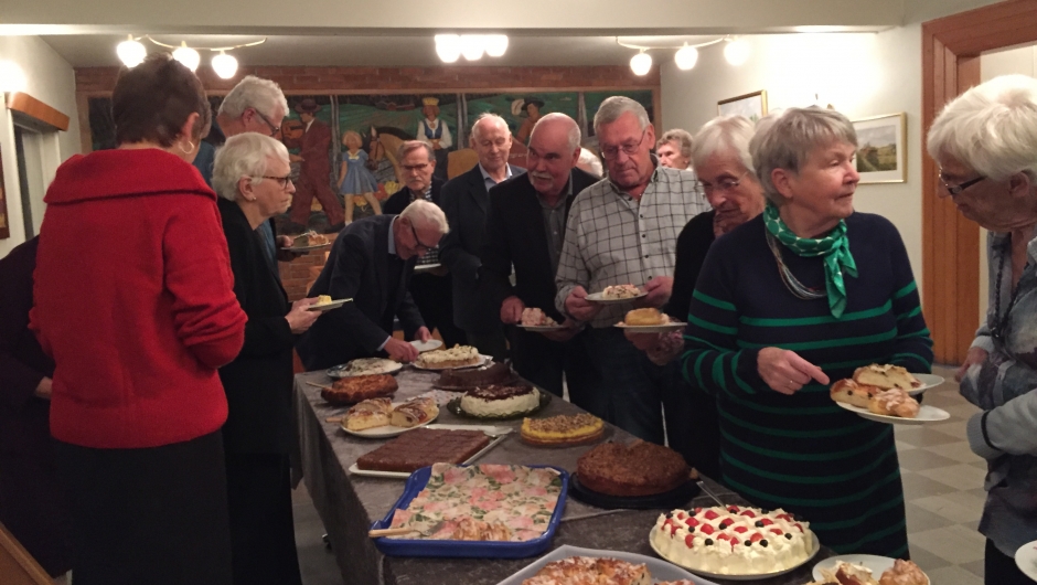 Stort kakebord med mange kaker