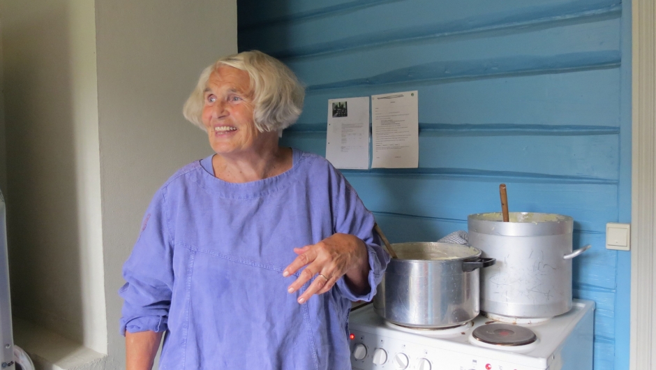 Trivelig på kjøkkenet, men travelt og varmt. Mary-Ann Aasen ved rømmegrøtkjelene Trivelig på kjøkkenet, men travelt og varmt. Mary-Ann Aasen ved rømmegrøtkjelene.
