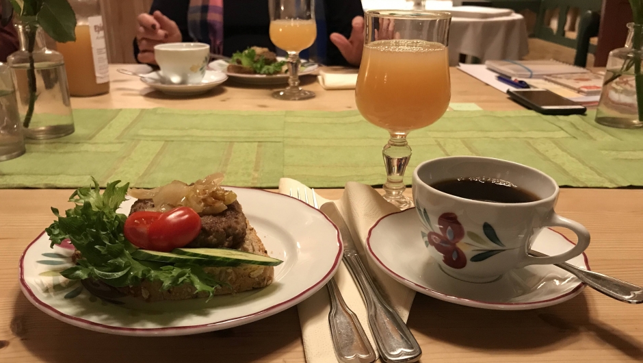 Jordbærstova serverte nydelege karbonadesmørbrød og eplekake med krem til kaffien! Jordbærstova serverte nydelege karbonadesmørbrød og eplekake med krem til kaffien!