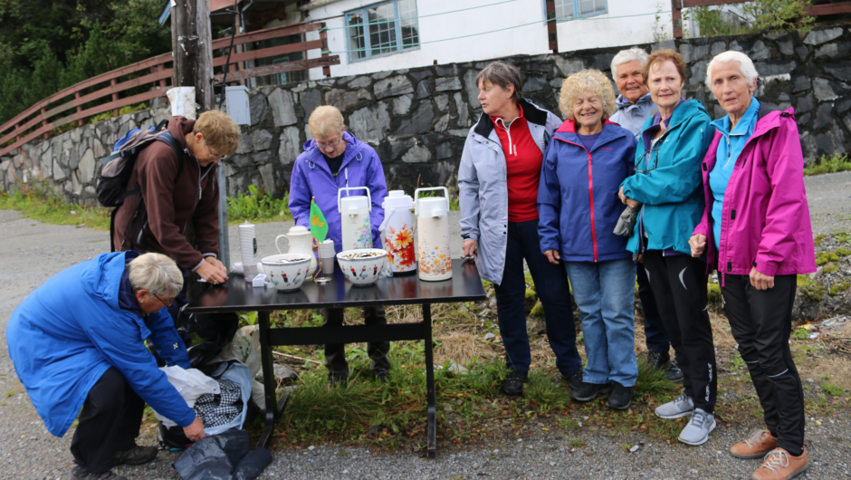 Sykkelløpet Tour de Fjords. Skare Bygdekvinnelag delte ut Veitlagraut og blei og intervjuet av TV2. Bilde tatt av Lillian Akse