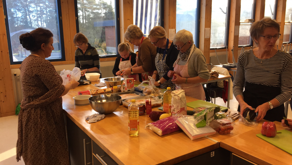 Her er vi i sving med å kutte opp grønnsaker