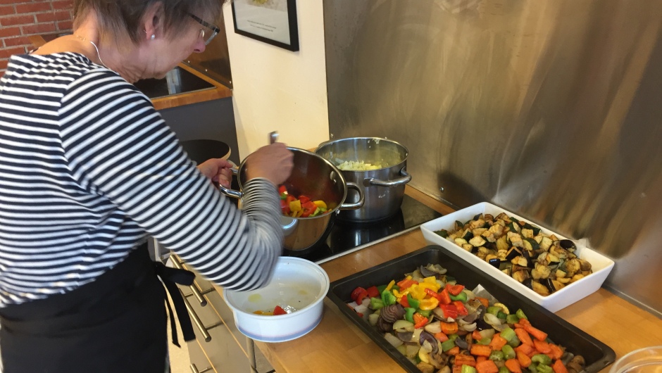 Karin forbereder grønnsakene