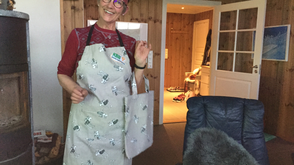 Gave til vertinnen.Forkle med Kråkstad Bygdekvinnelag sin logo