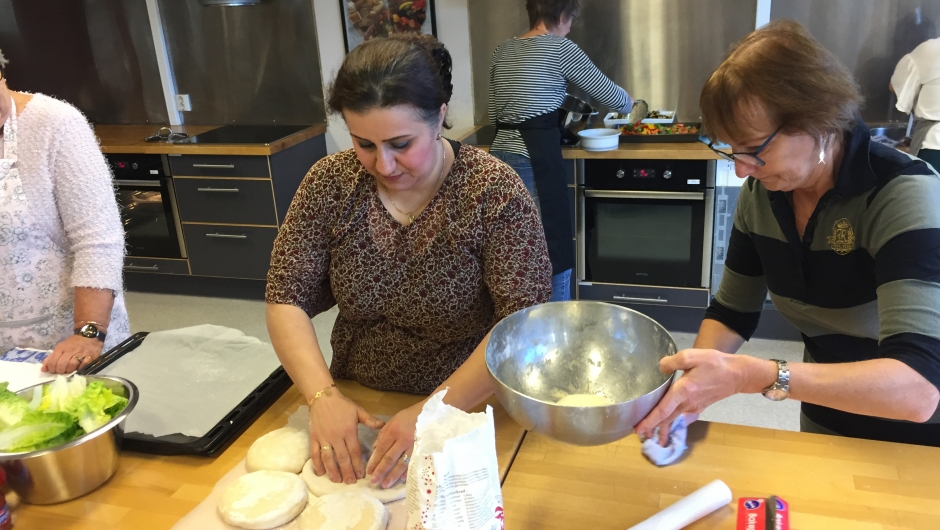 Virginija hjelper Khawla