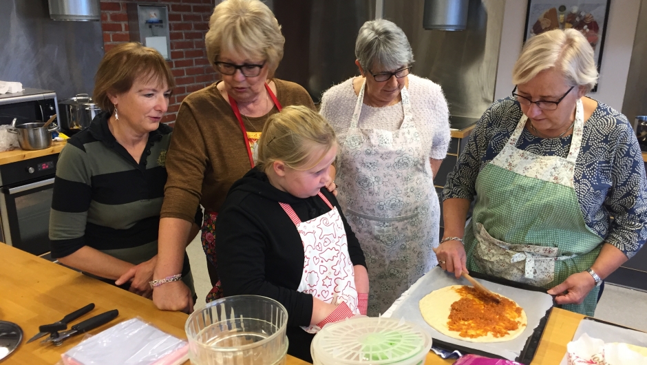 Toppingen smøres utover og trykkes godt ned