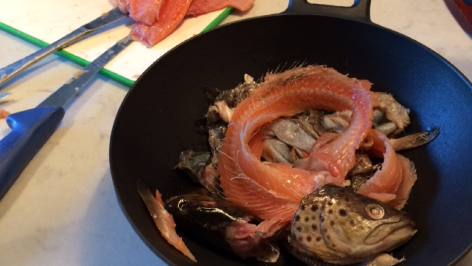 Avskjæret legges i en gryte. Tomtebrygg helles over til det dekkes.