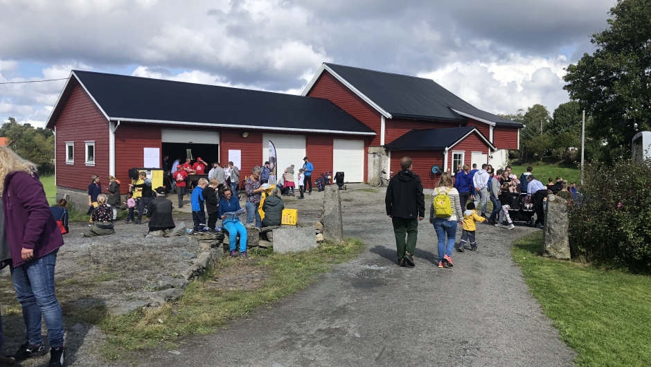 Mye folk i tunet Open Gard