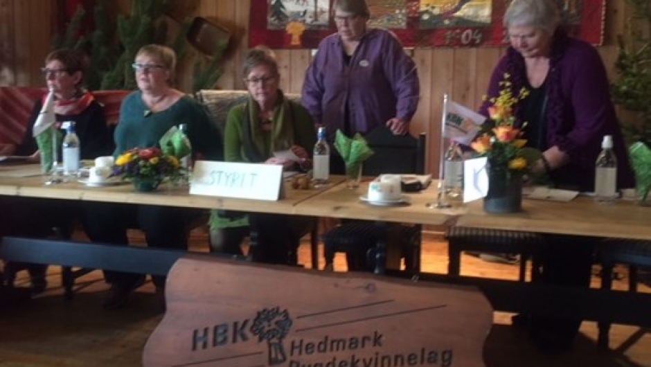 Styret i HBK inntar plassene på sena på Bøndenes Hus Styret i HBK inntar plassene på sena på Bøndenes Hus