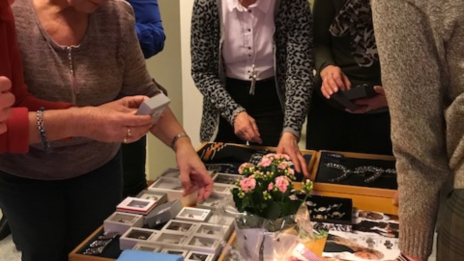 Stor interesse for utstilte bunadsmykker.