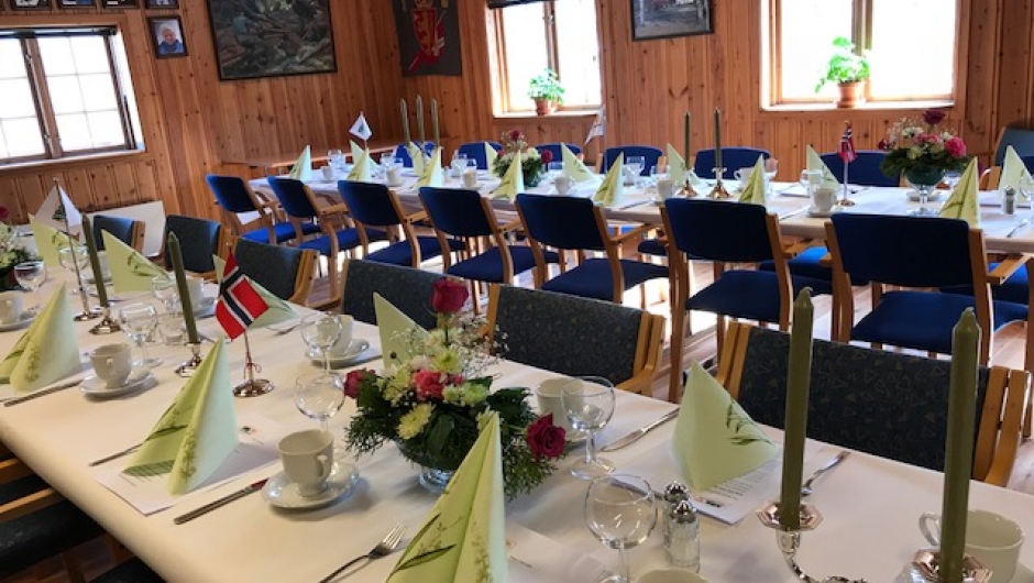 Bordene dekket til fest.