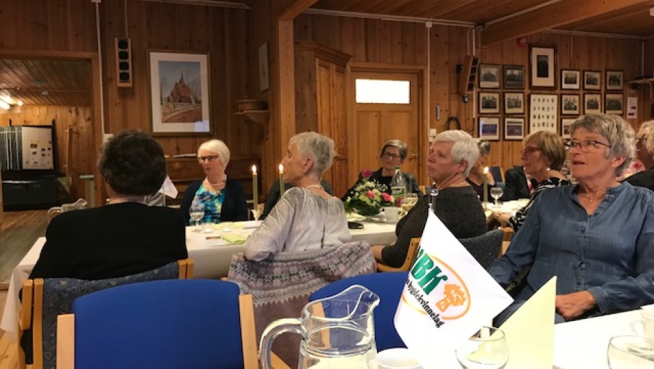 Medlemmene hygger seg ved bordene