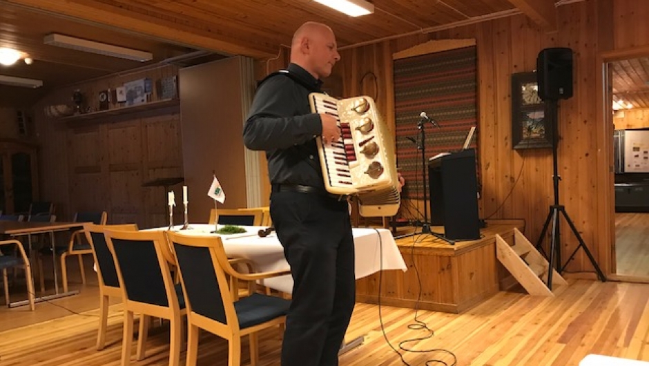 Nicolae Bogdan, en musikalsk virtuos, underholdt med glitrende traktering av fiolin, trekkspill og piano. Synge kan han også!