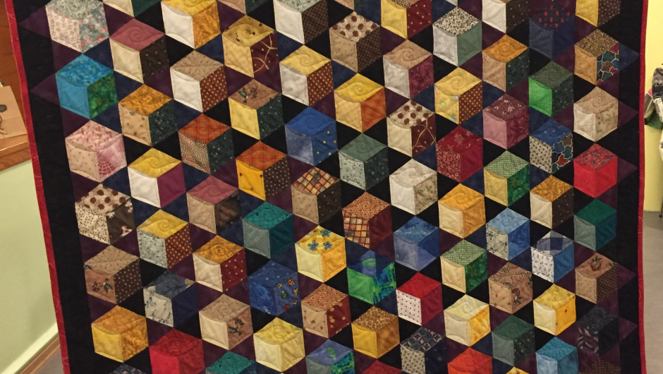 Teppe i kubemønster