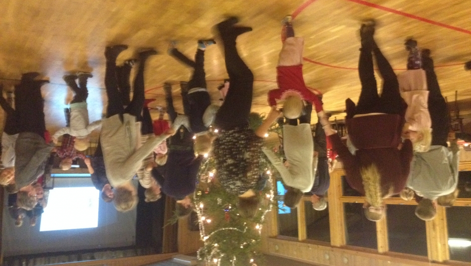 Vi går rundt juletreet
