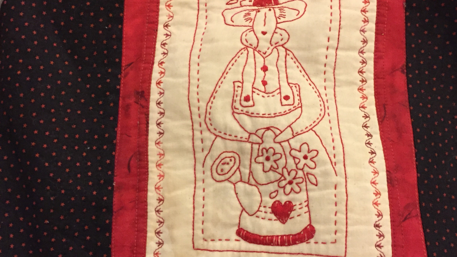 Quilting og broderingsteknikk fra USA.Broderingen heter red work.Det brukes bare rød tråd