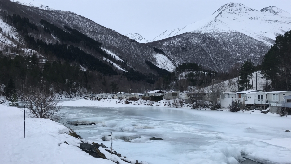 Isen på elva var magisk, nydeleg blågrøn farge. Isen på elva var magisk, nydeleg blågrøn farge.
