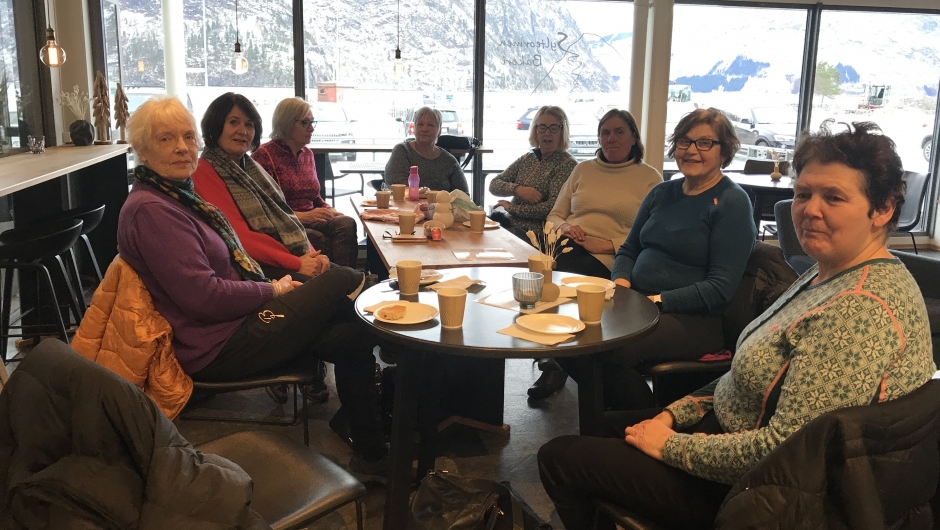 Nokre hadde gått eller køyrt turen til Sylteormen Bakeri, så vi vart 11 samla der. Nokre hadde gått eller køyrt turen til Sylteormen Bakeri, så vi vart 11 samla der.