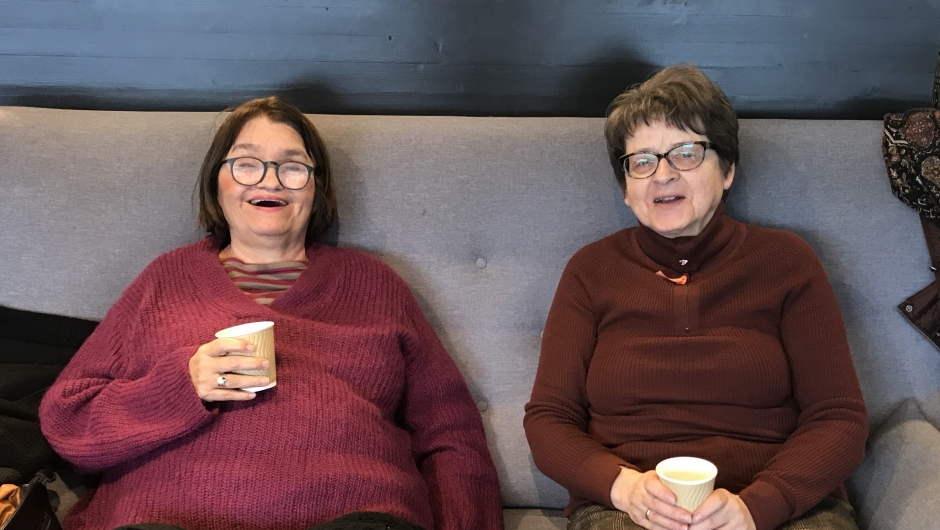 Koronaavstand måtte vi ha, så Eva og Sunneva sat i sofaen! Koronaavstand måtte vi ha, så Eva og Sunneva sat i sofaen!