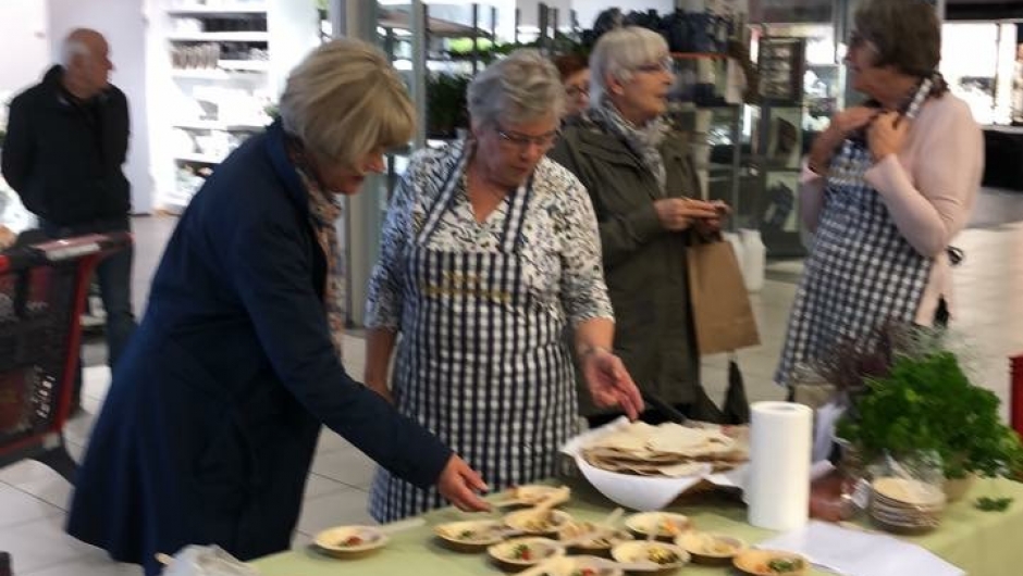 Stor aktivitet rundt bordet. Stor aktivitet rundtbordet.