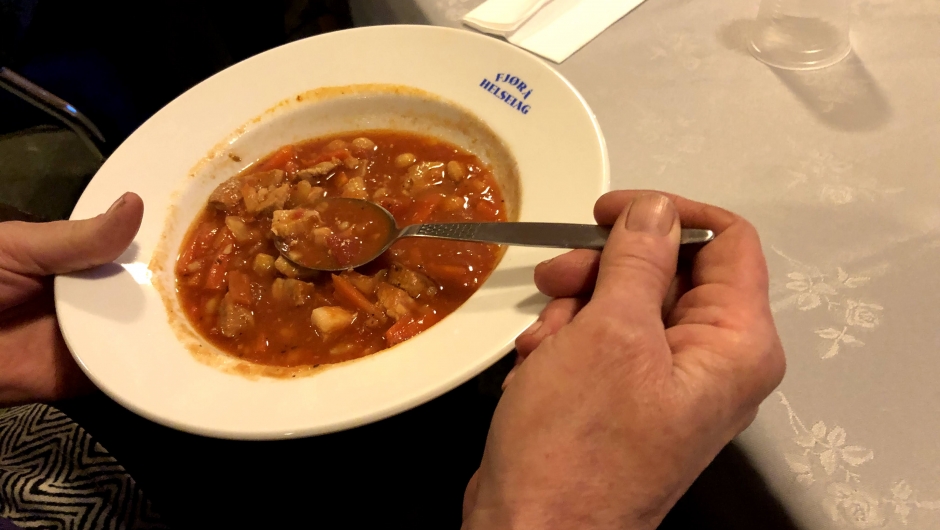 Mette Marie serverte nydeleg kjøtsuppe. Mette Marie serverte nydeleg kjøtsuppe.