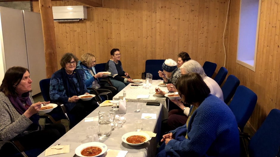 Godt å varme seg på Ungdomshuset. Godt å varme seg på Ungdomshuset.