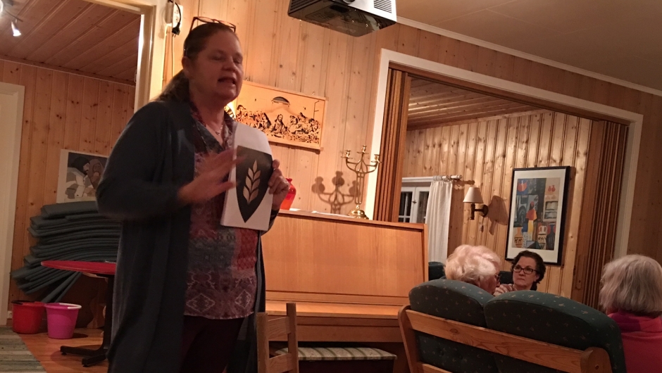 Pernille viser det nye kommunevåpenet