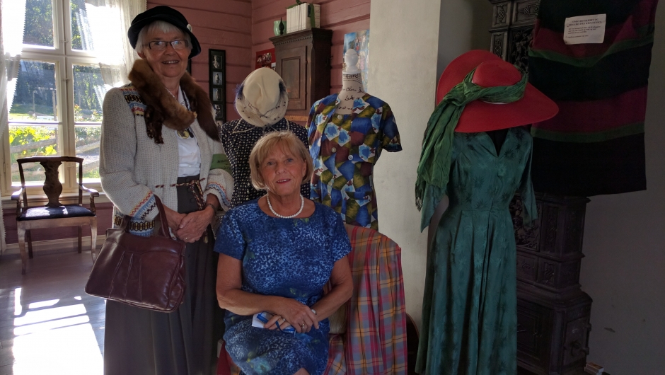 Ellen-Marie Rønningen og Leder i laget Torunn Solberg i temautstillingen