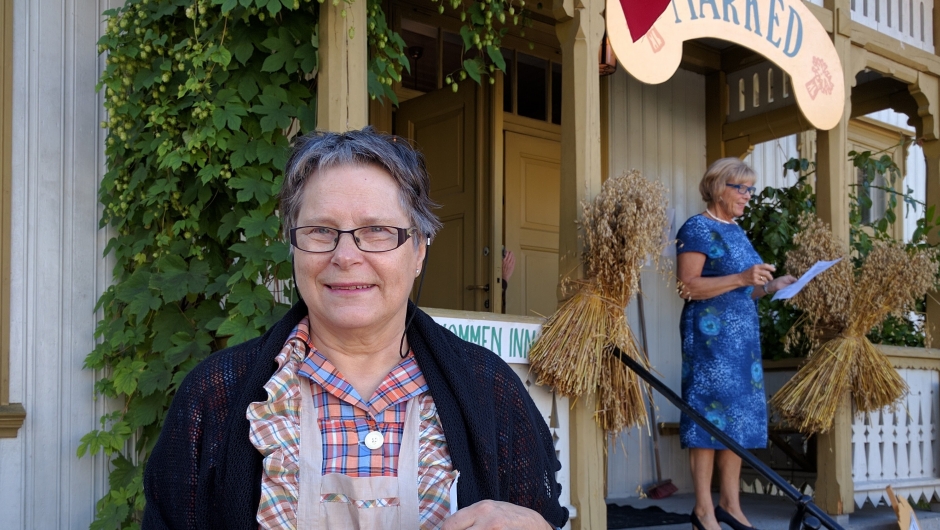 Leder i markedskomiteen, Anne Berit Finden, med Lagets leder i bakgrunnen ved åpning av markedet