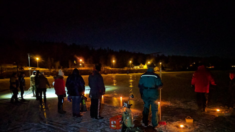 Stemningsfullt ved den improviserte curlingbanen på Hillestadvannet