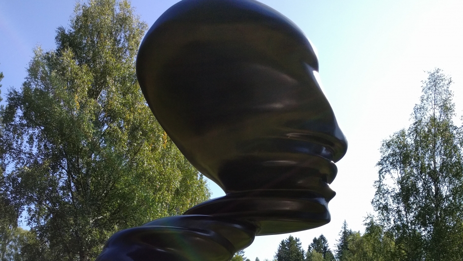 Tony Cragg "Bent of Mind". Som om den svever selv om den er nesten 5 meter høy