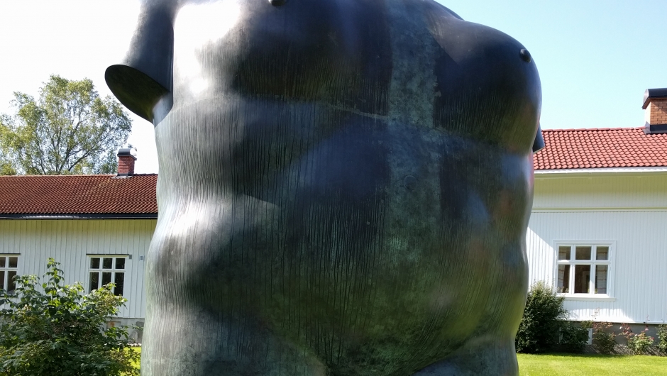 En voldsom kvinnetorso av Fernando Botero