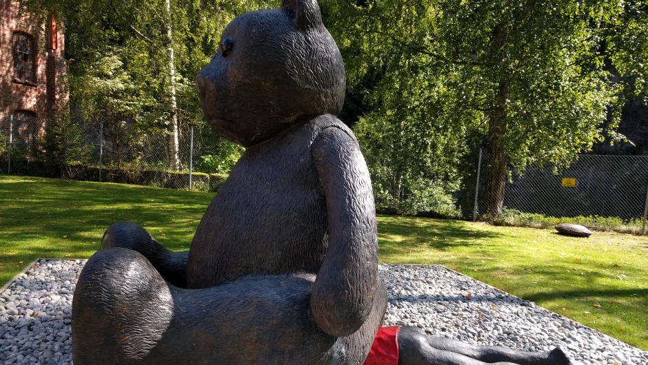 En ikke helt uskyldig teddybjørn av Fredrik Raddum