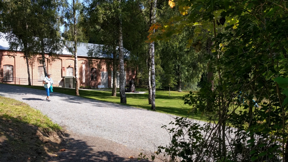 Åse Kristine med Kunsthallen i bakgrunnen