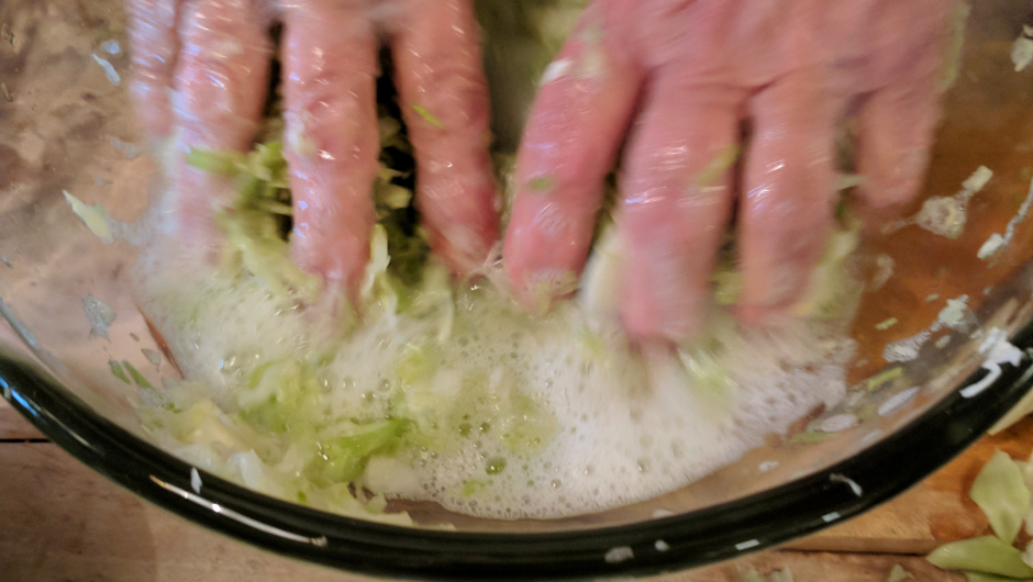 Utrolig hvor fort kålen slipper væske når den får litt hjelp av salt!