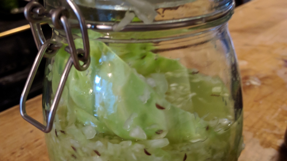 Da skal det stå på kjøkkenbenken en 10 dagers tid - eller mer. Du må smake underveis og settes det i kjøleskapet når du er fornøyd med smaken. Etter noen måneder er den aller best - sier de som har greie på det