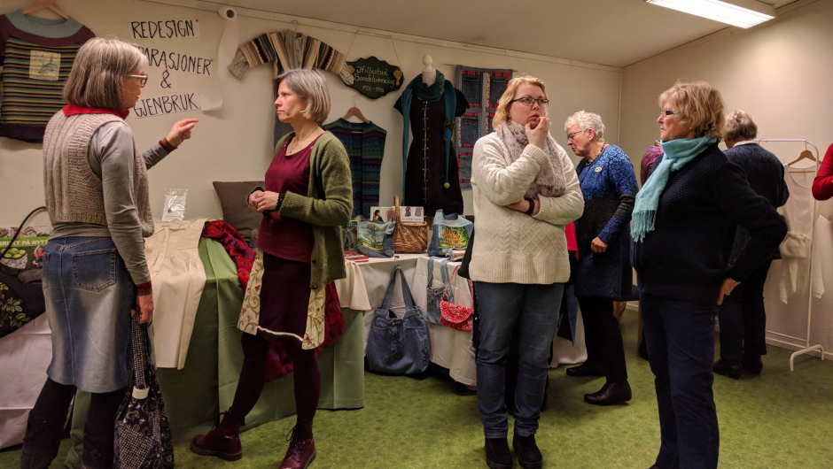 Ivrig prat rundt utstillingen.