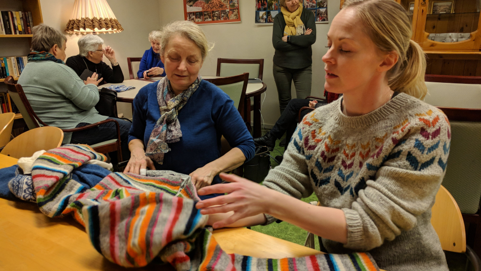 Gro Langseth og Cindy med den flotte hettejakka Gro engang strikket av restegarn