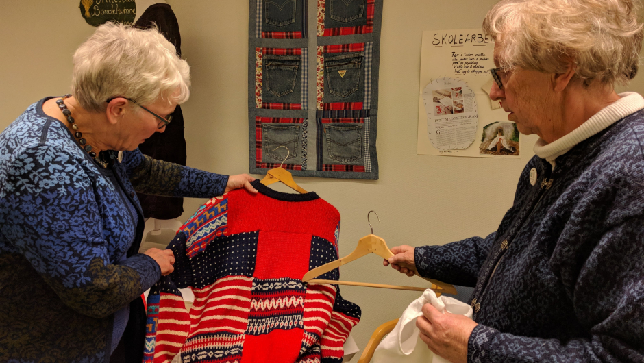 Turid Næss og Anne-Lise Rustad beundrer genseren Anne-Lise sydde av gamle gensere for 30 år siden